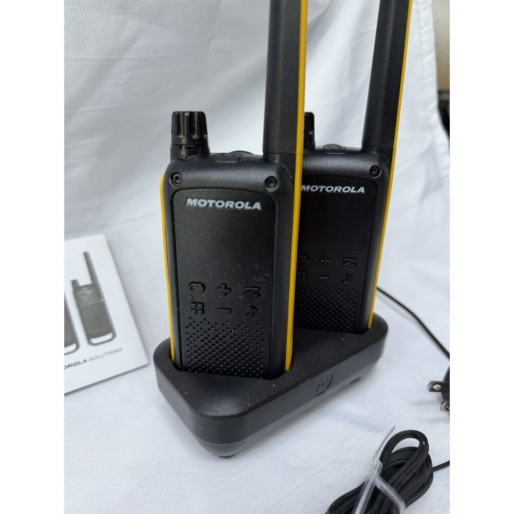 Motorola Talkabout T472 22-Channels 2-Way Radio Set With The Charging Base - Picture 2 of 9